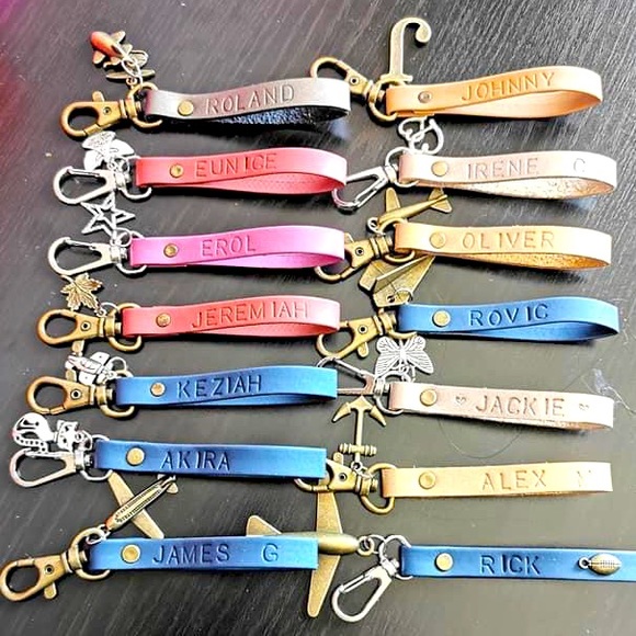 KeyChain Personalize ur name/charm - Picture 1 of 3